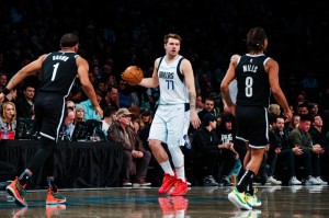 NBA-东契奇补时争议三分绝杀勇士，终结对手七连胜登顶西部引热议